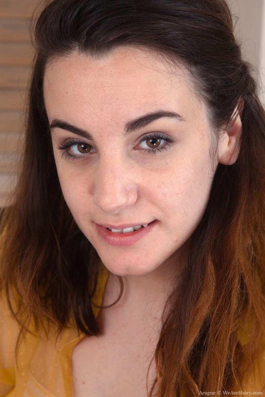 أراغني المبتدئة تخلع ملابسها الداخلية اللطيفة لتُظهر شعرها الكامل عارية