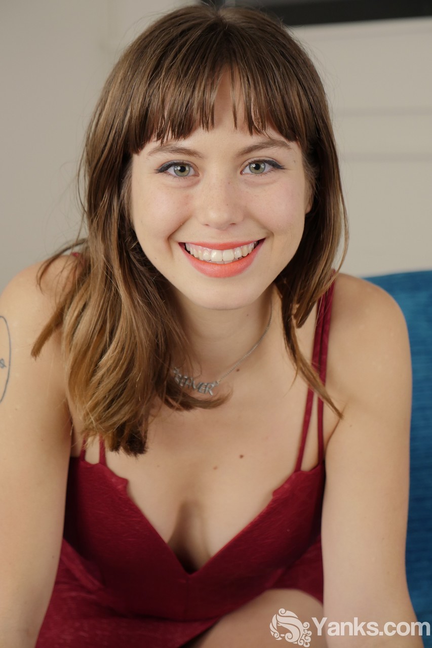 多毛深棕少女 Hedera Helix 在沙发上展示阴部和屁股