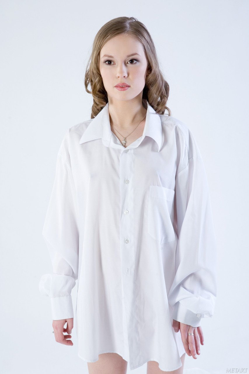 المراهقة الجذابة كايساريا أ تخلع قميص الفستان الأبيض وتشعر عارية