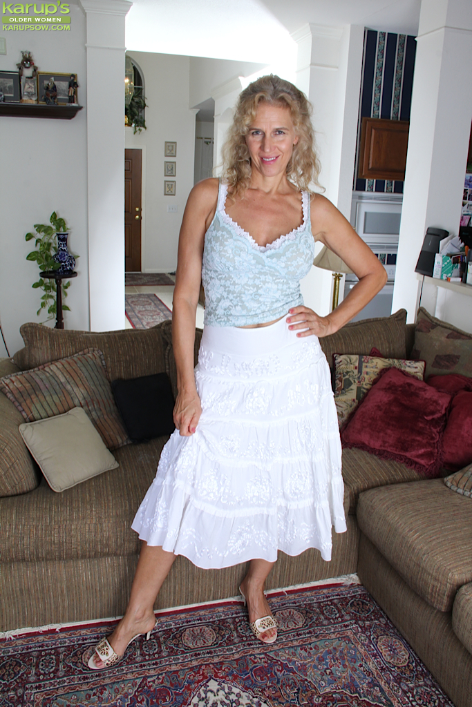 Prise De Vue Rapprochée De La Séance De Masturbation Avec Une Femme Mûre Poilue Cally Jo