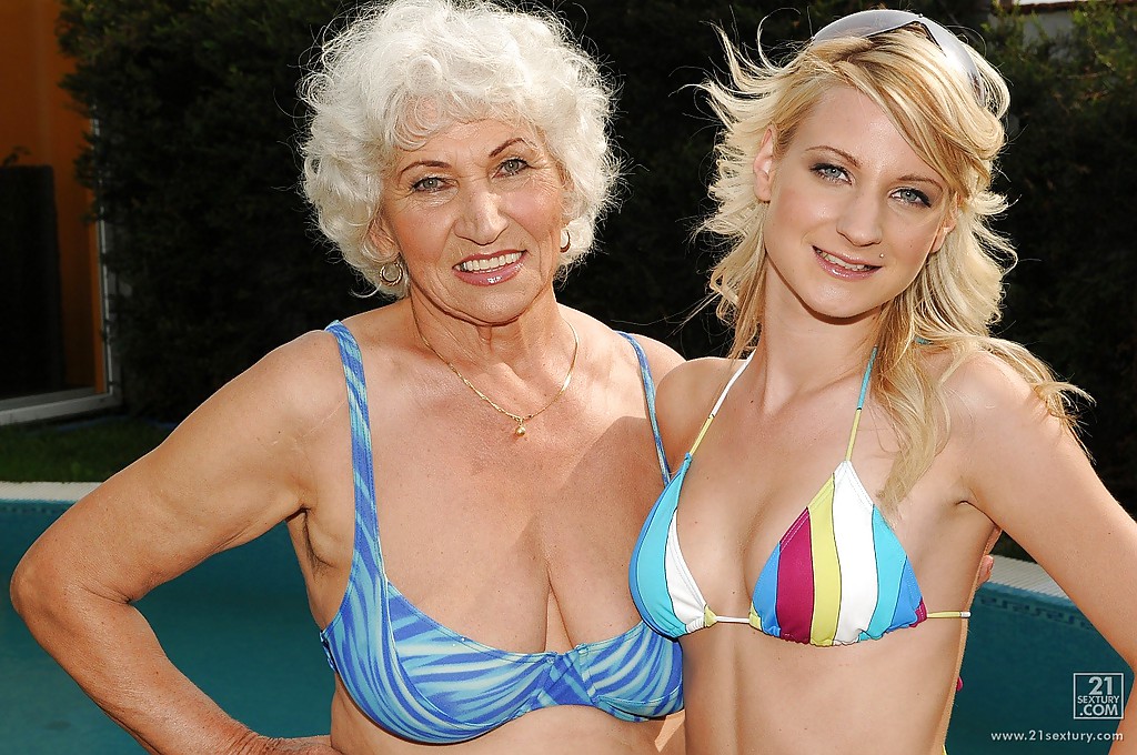 Голая Подросток-Лесбиянка Любительница Конфет Позирует С Зрелой Мамой