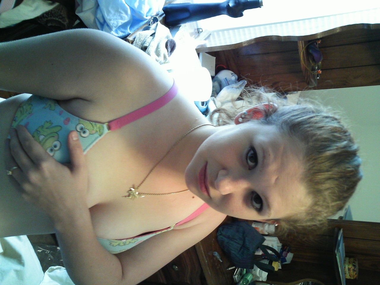 若い素人がブラジャーに包まれたジューシーな胸を揺らしながら自撮りする