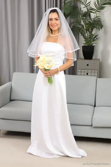 PAWG Bride in Lingerie and Stockings Spreads Her Legs and Shows Her Ass