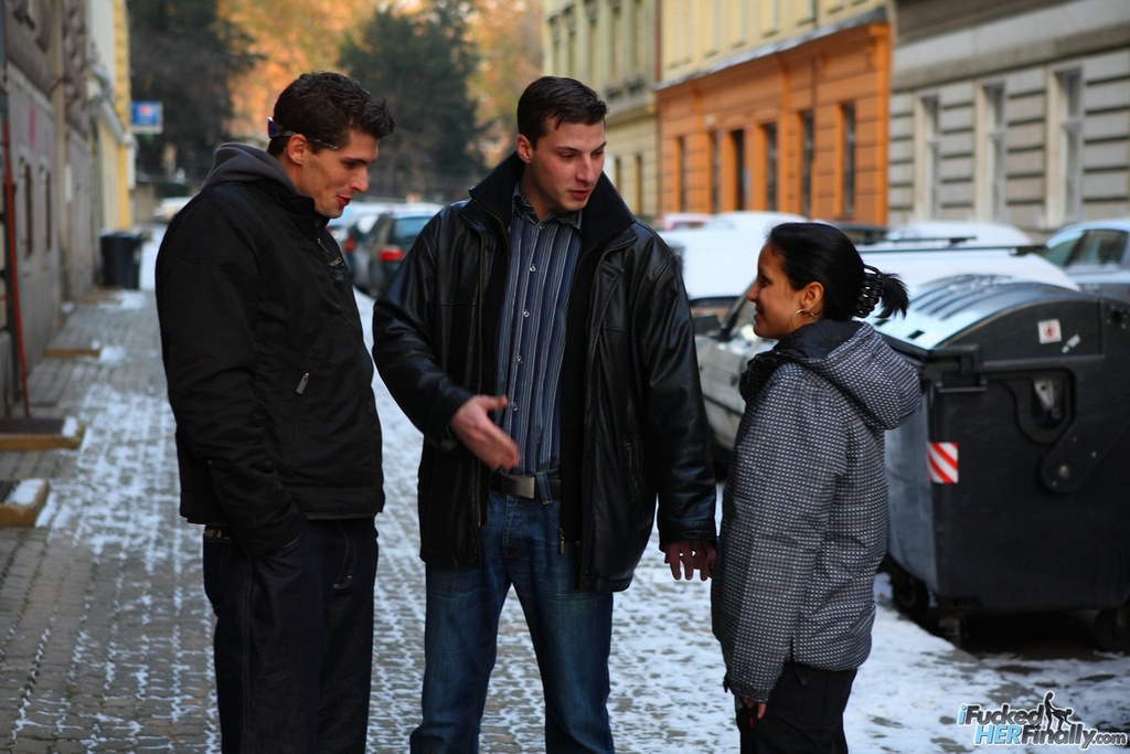 彼女の家で2人の男に拾われた欲情した女の子がMMF3Pセックス