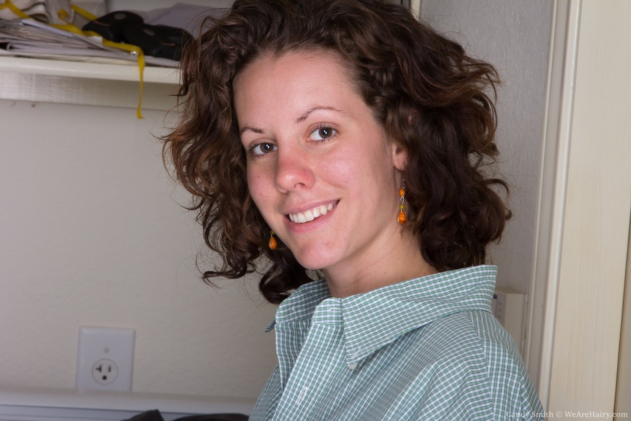 كاندی سميث المزूदنة تعرض إبطيها وغاباتها في الجورب الأبيض