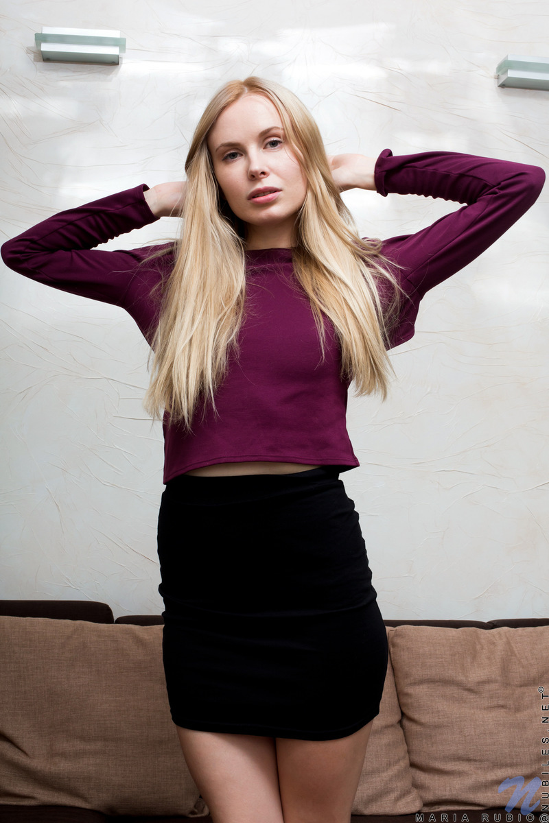 लंबे पैरों वाली सुनहरे बालों वाली मारिया रूबियो पूरी तरह नग्न होकर अपनी साफ़ की हुई योनि को छूती है