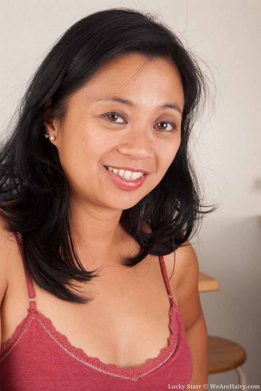 الفلبينية لاكي ستار تُظهر ثدييها الصغيرين ومؤخرتها المدوّرة