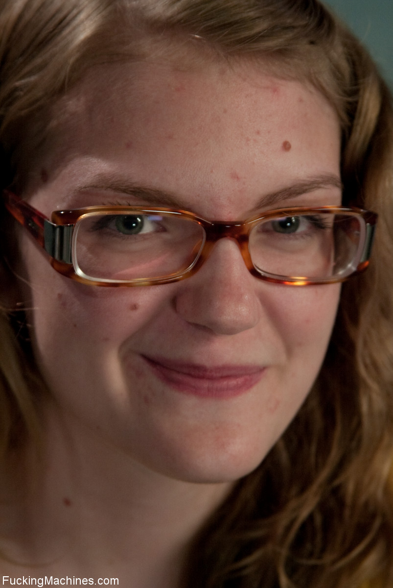 セクシーな素人アイヴィー・モホフが裸になり変態ソロでマシンディルドに乗る