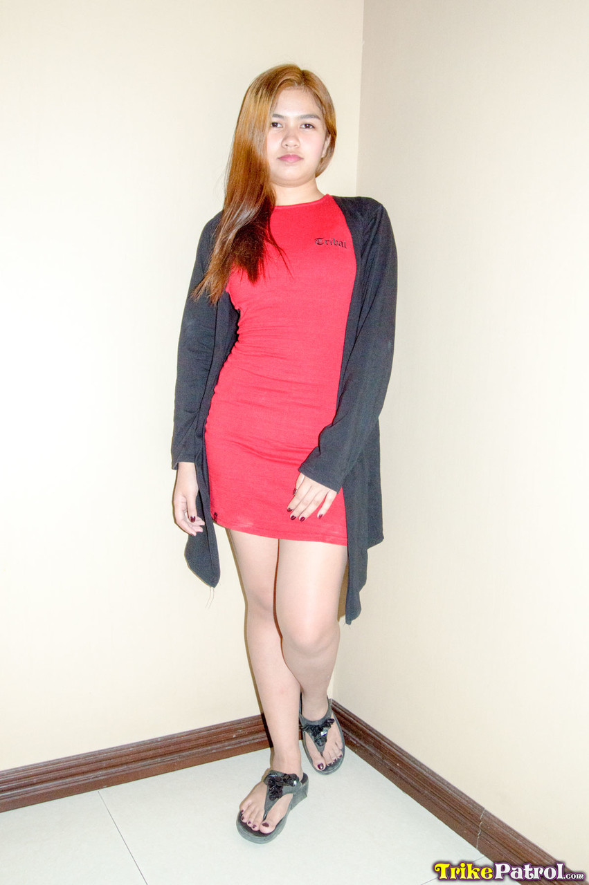 フィリピーナティーン艾比マルセリノがキャスティング試練で裸でポーズを取る