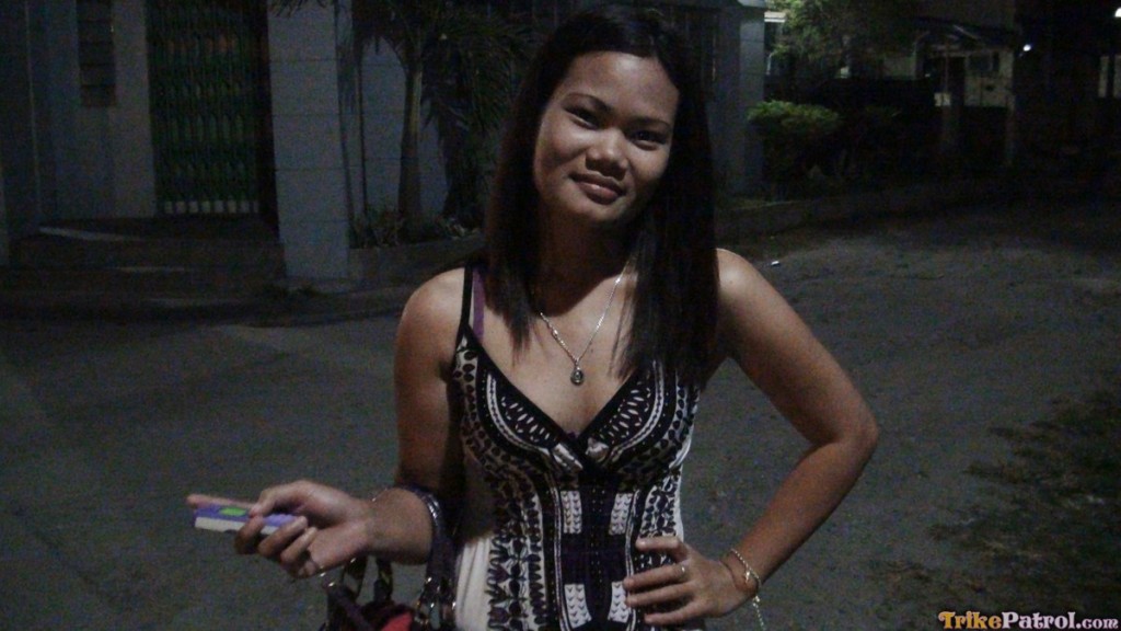 可爱的菲律宾爱尔兰小美女口交后在视角性爱中阴道内射