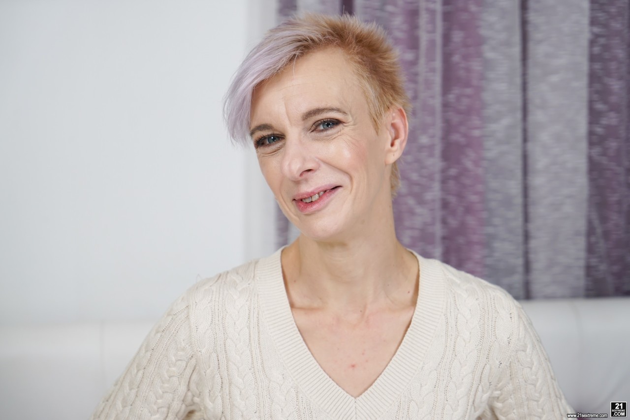 Skinny Granny Belinda Bee With Natural Tits Gets Rimming And Deep Pussy Fuck