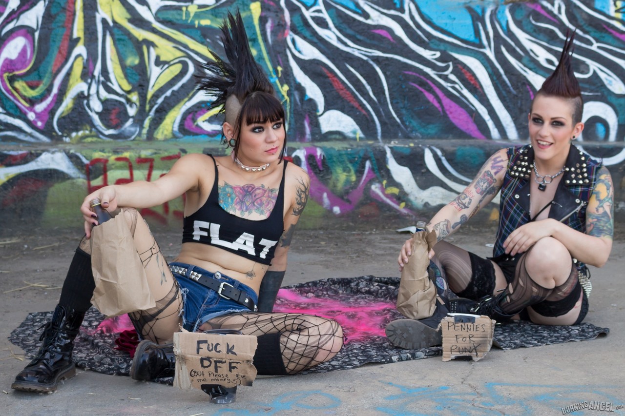 尖刺頭髮龐克女孩 Rizzo Ford 被猛烈幹射並射在胸部和臉上