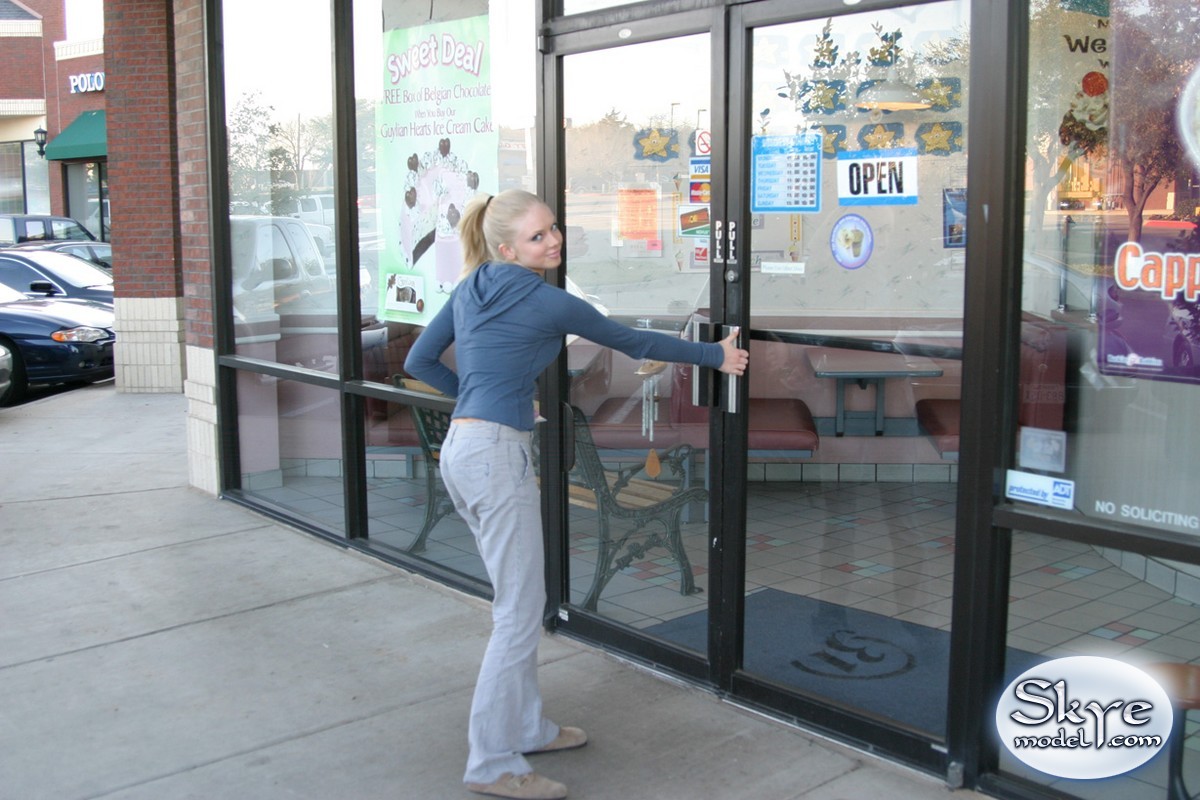 Skye Model, 美しい若いティーンアマチュア、エロティックにアイスクリームコーンを舐める