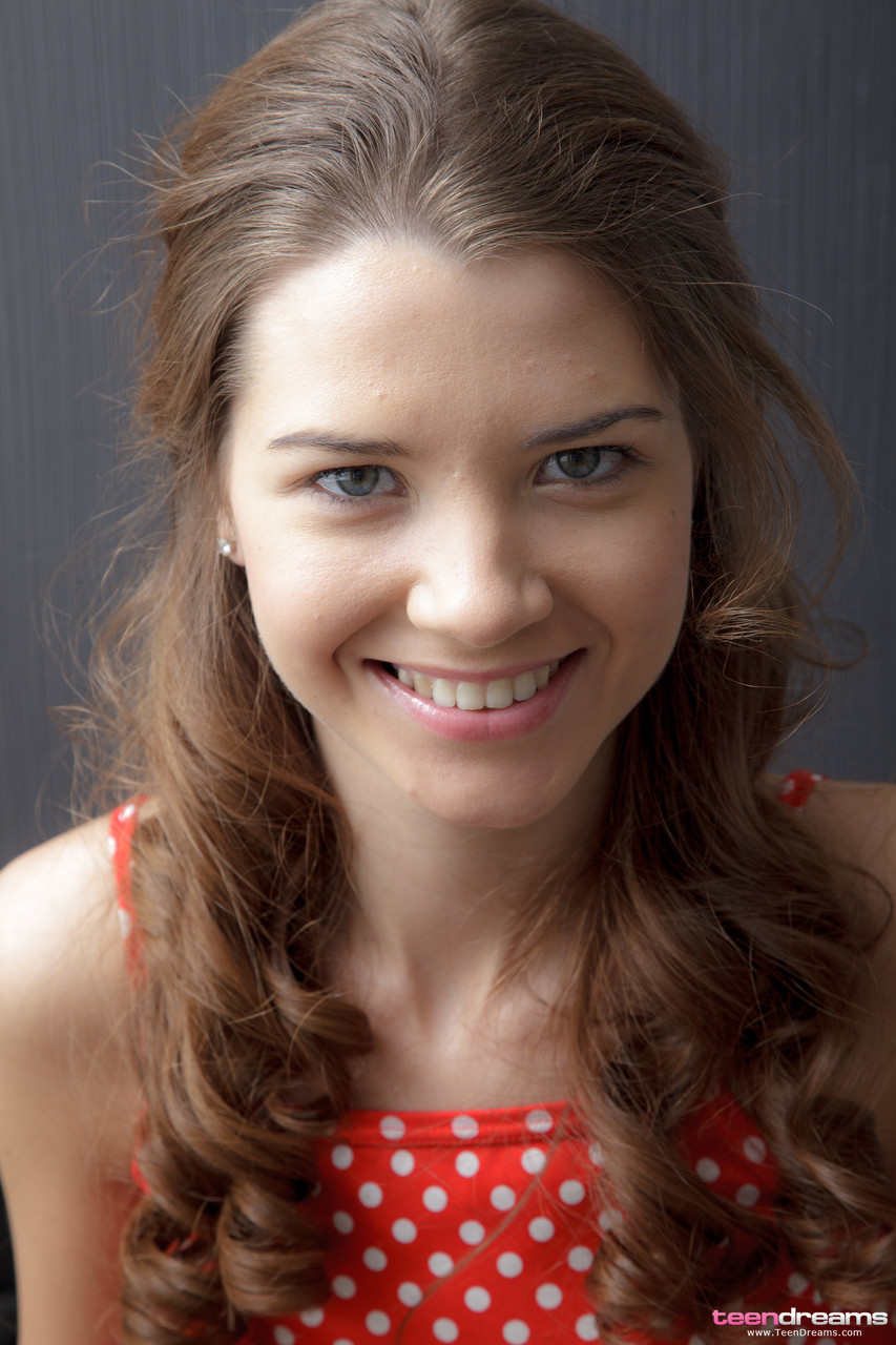 業餘美國少女蒂妮裸體姿勢並用振動棒按摩陰道