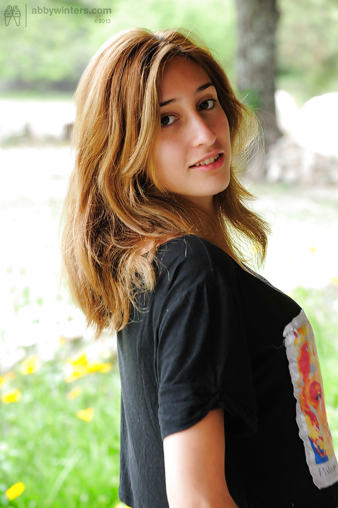 Close-Up Action With Pretty 18-Year-Old Grisel Toying Hairy Vagina