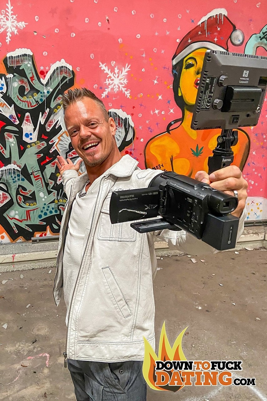 गंदी प्रिसिला अपने बड़े बूब्स दिखाती है और बाहर पीछे से चुदती है