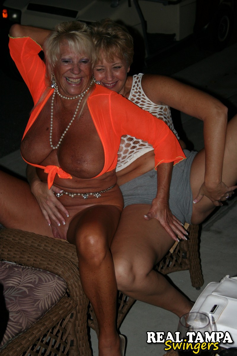 الهواة المتبادلون كاي والأصدقاء يكشفون عن ثدي كبير ومهبل لذيذ