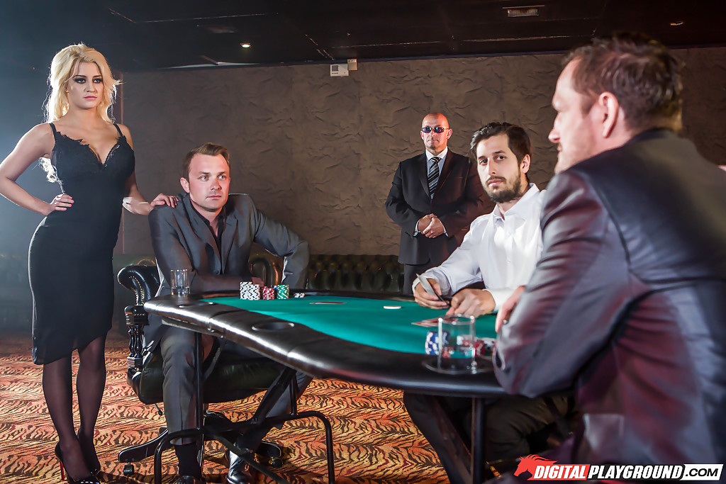 बड़े चूचों वाली ब्लोंड सियेना डे बड़े लिंग को चाटने से पहले गुदा सेक्स