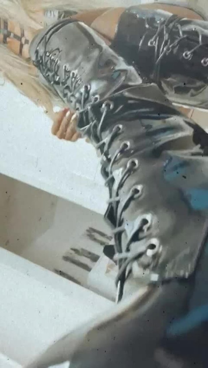 टैटू वाली शौकिया बमशैल जैकी उत्तेजक अंडरवियर में पोज देती है