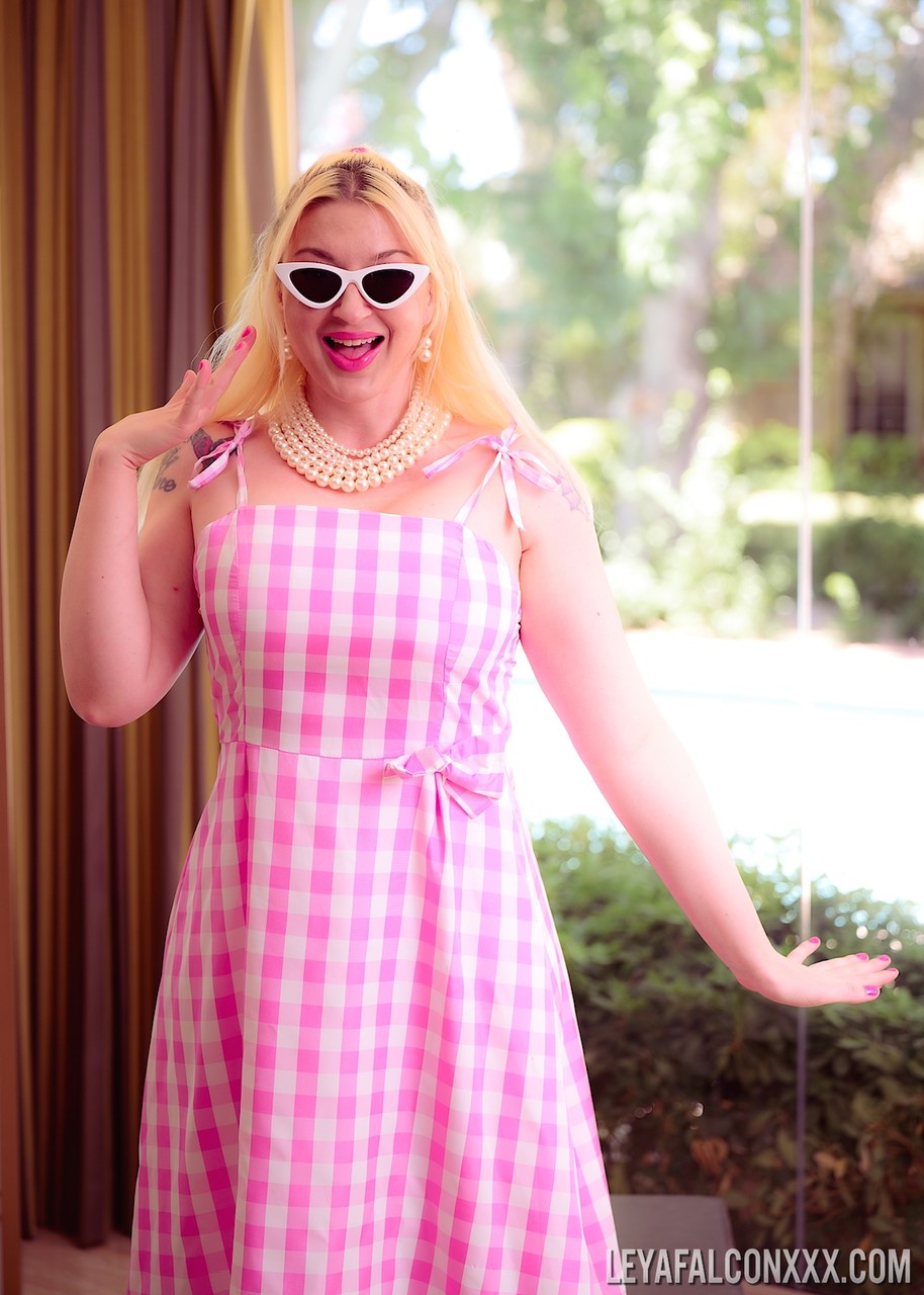 मोटी ब्लोंड मिल्फ लेया फॉल्कन बड़े स्तनों को उजागर करती है और गहराई से काला कर दिया जाता है