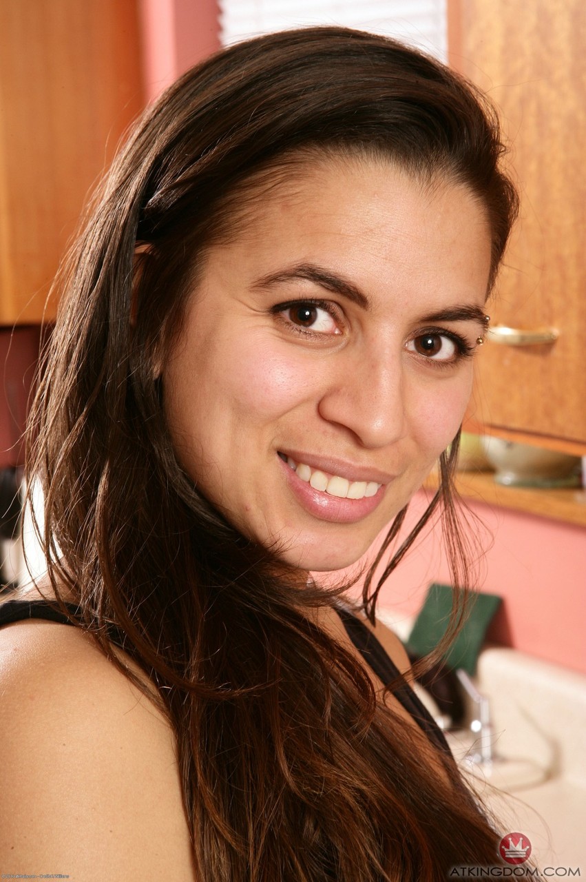 الهيبي كاليه تظهر إبطيها الملتحيين وفرجها الغزير في المطبخ