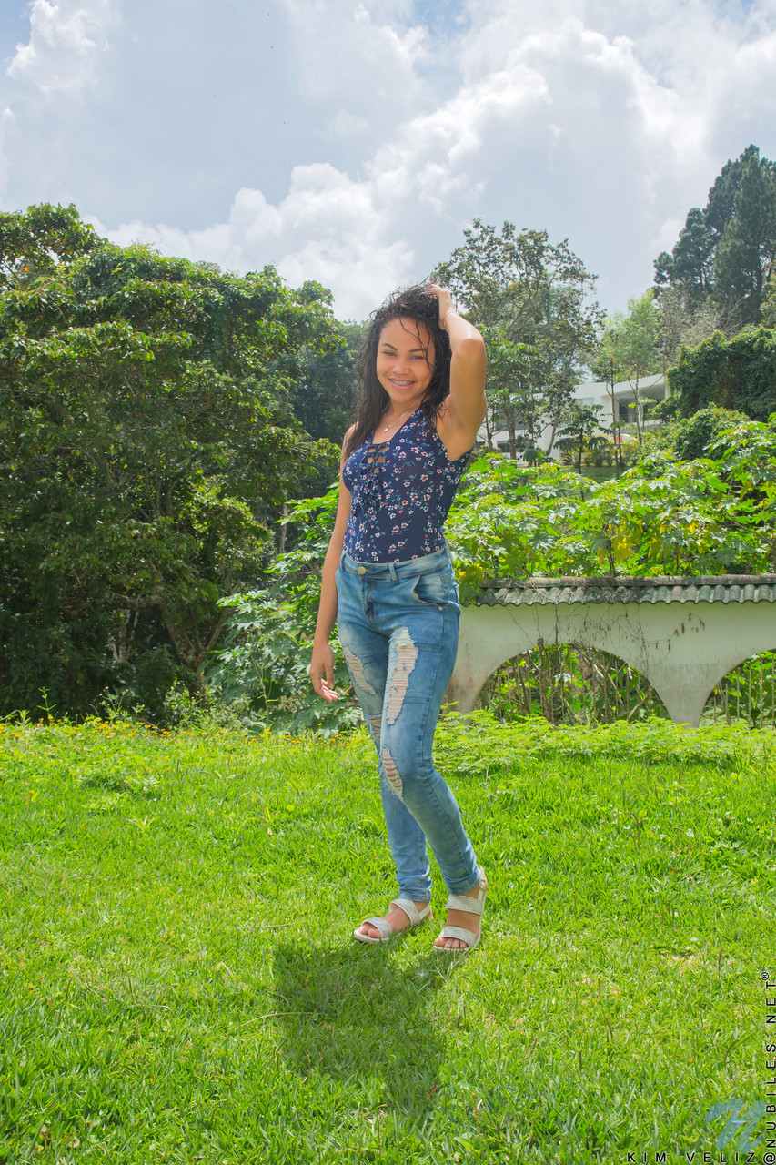 Outdoors Kim Veliz Masturbates Shaved Venezuelan Pussy