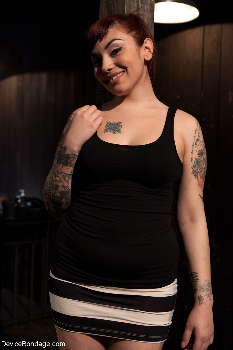 縛られた入れ墨赤毛のアキラ・レインが地下室で弄ばれる