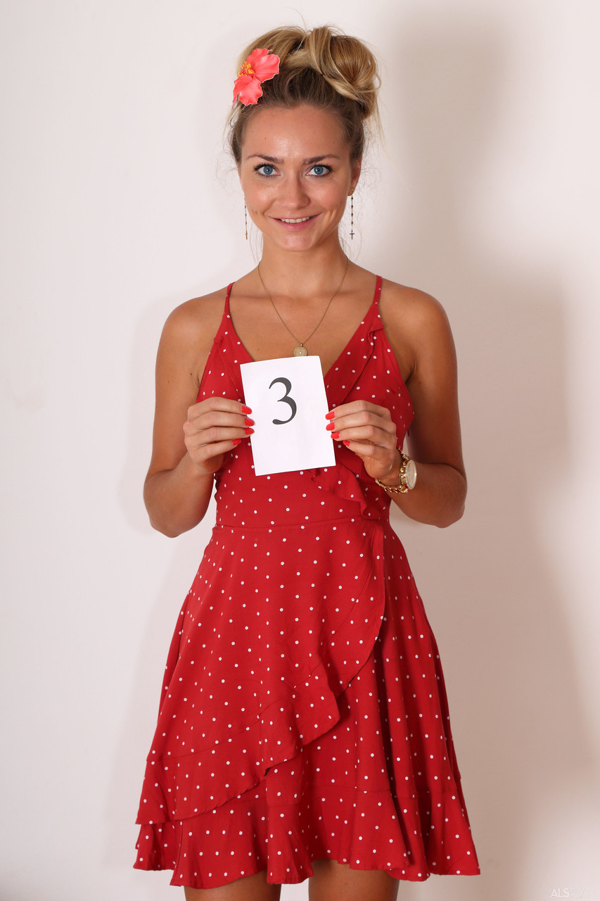 Süße Teenagerin Victoria Puppy Zieht Kleid Aus Und Präsentiert Heißen Arsch Beim Casting