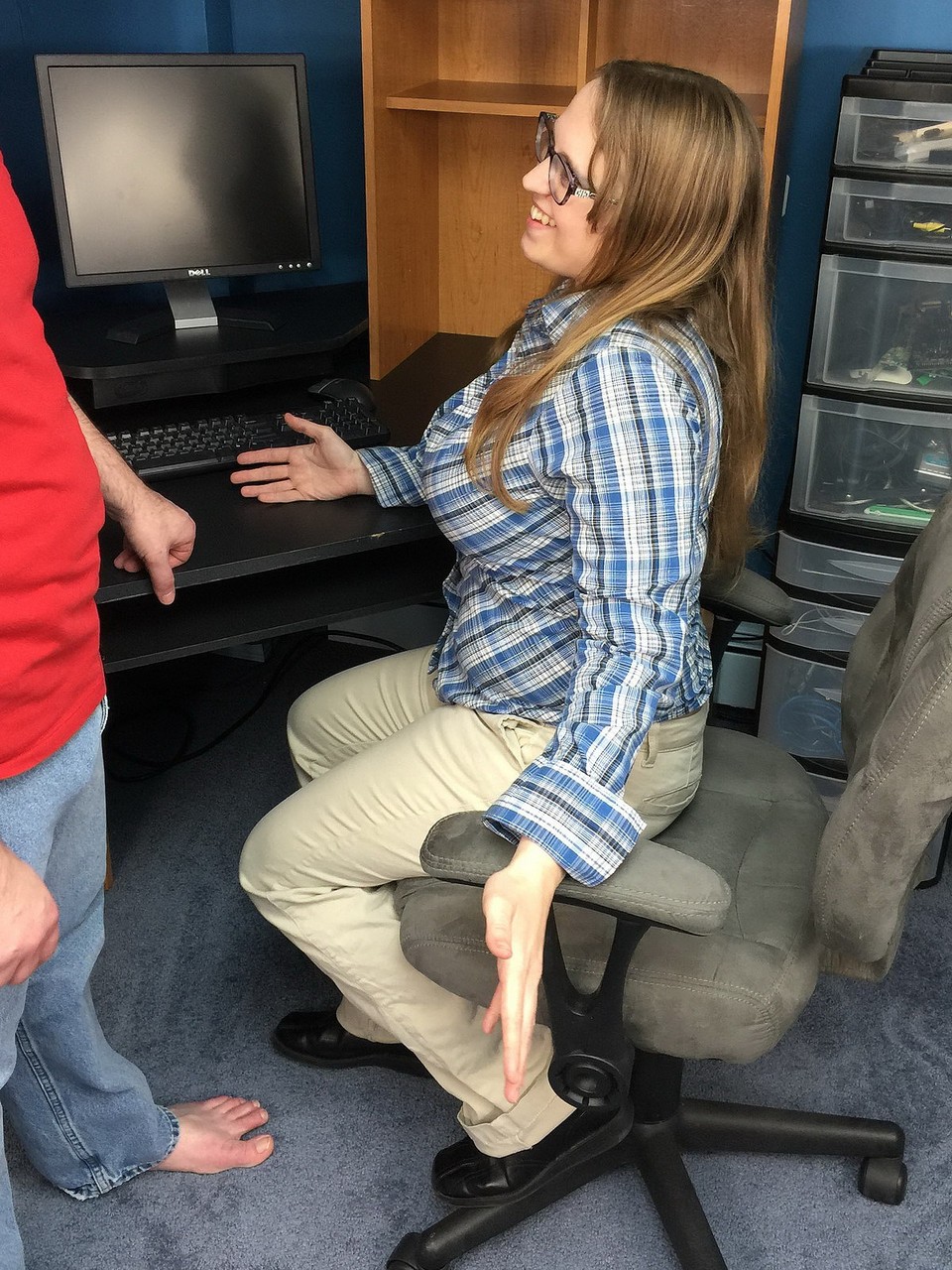 La Grosse Babe Geek Alexsis Sweet Montre Ses Gros Seins Et Fait Une Pipe À Genoux