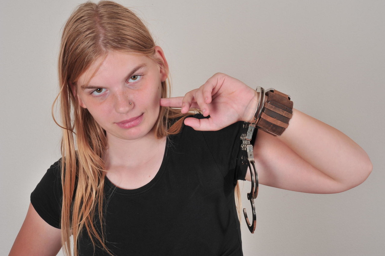 业余模特丽莎L戴着手铐佩戴巨大的Oozoo手表