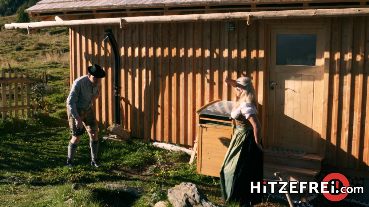 बड़े स्तों वाली परिपक्व सुनहरे बालों वाली मरीना मोंटाना चिड़ियों के प्रेमी को छिद्रित योनि समर्पित करती है