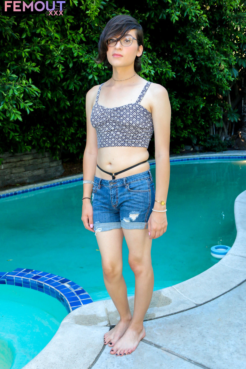 शेमेल अलीना बाहर छोटी चूचियाँ और बड़े अंडे दिखाती है