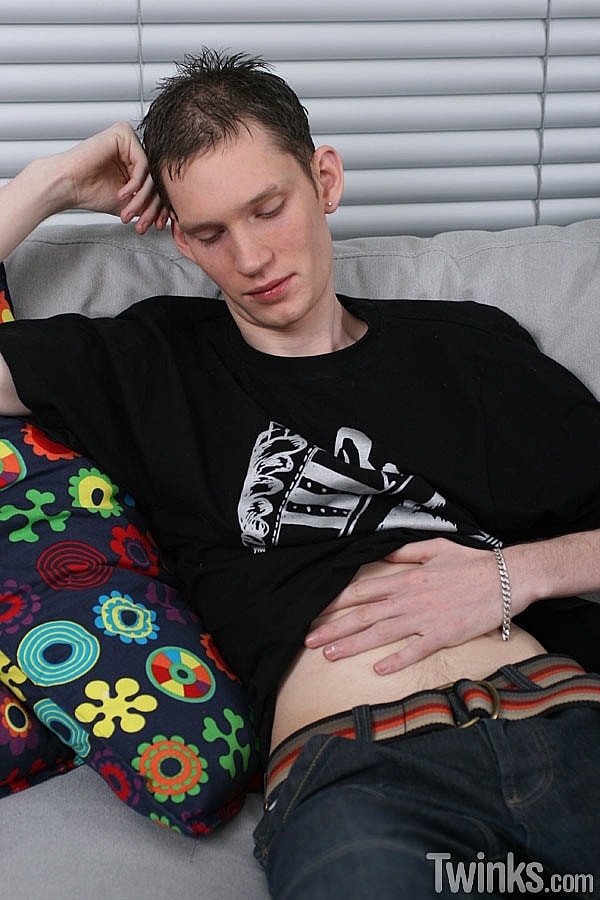 大屌嫩男Kez Lyle脫光手淫直到射精