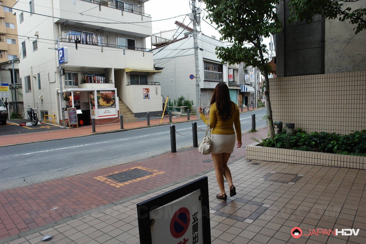 فتاة يابانية अकारी نियामا تمارس العادة السرية على الأريكة قبل الجنس الغنزو