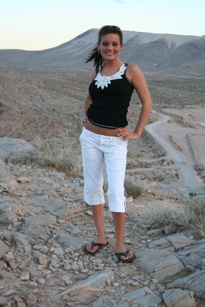 Das Kinky Teen Katie Zeigt Feste Falsche Brüste Und Eine Rasierte Muschi Im Freien