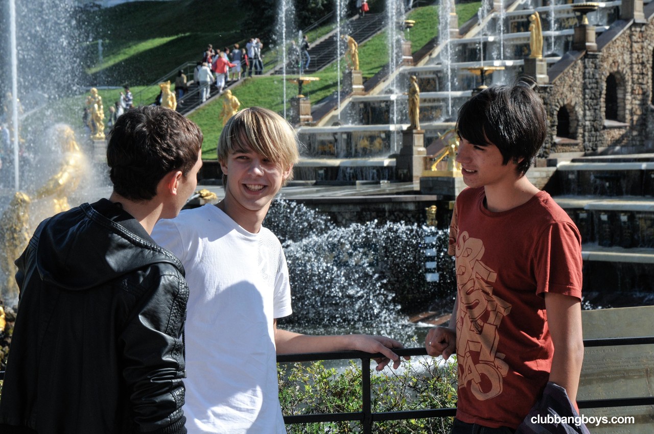 户外无套三人行与激情年轻男孩肛交