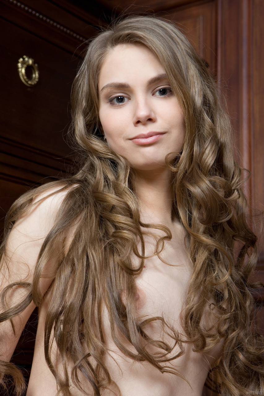 كريستيل أ تظهر مؤخرة مراهقة مثالية و كساء مشعر