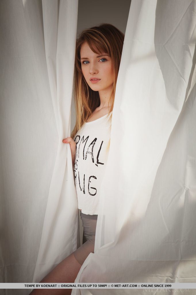 エロティックなテンペがパンストを破って脚を広げて裸でポーズ