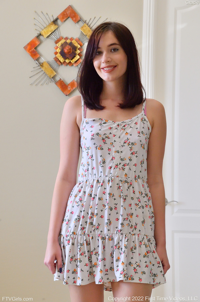 甜心格雷西同时玩弄她的阴部和肛门