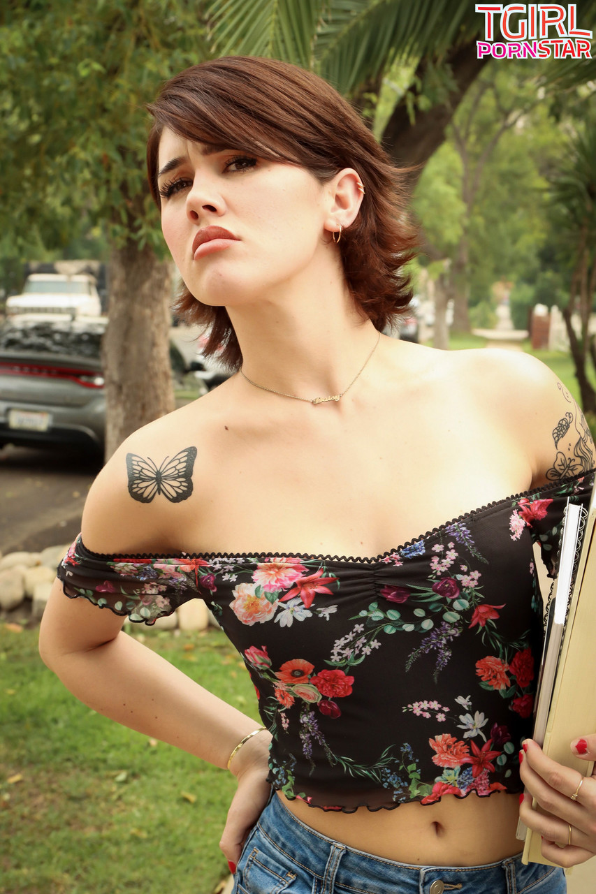 Daisy Taylor Sucks Hard Big Cock Before Taking It In Her Ass