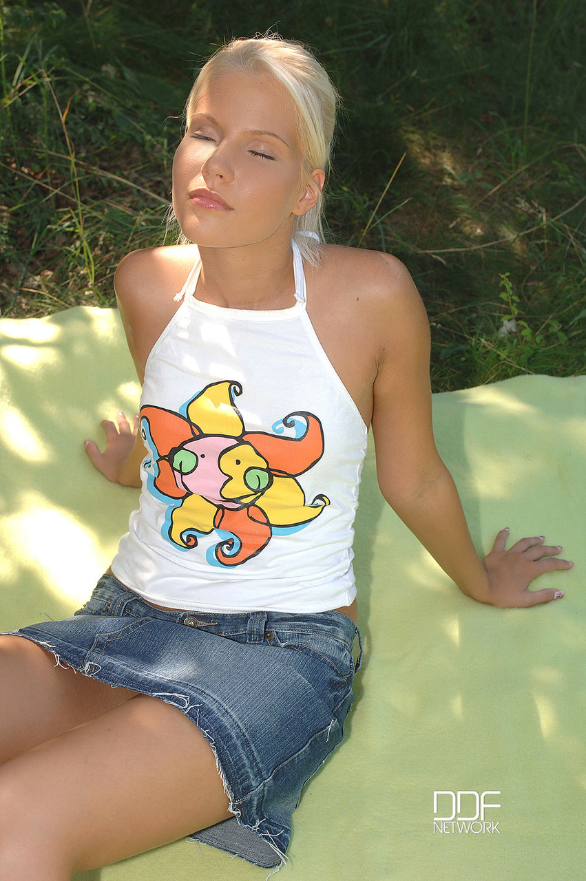 ハンガリー美女ピンクマ○コ野外で叩かれ口内射精で終わる