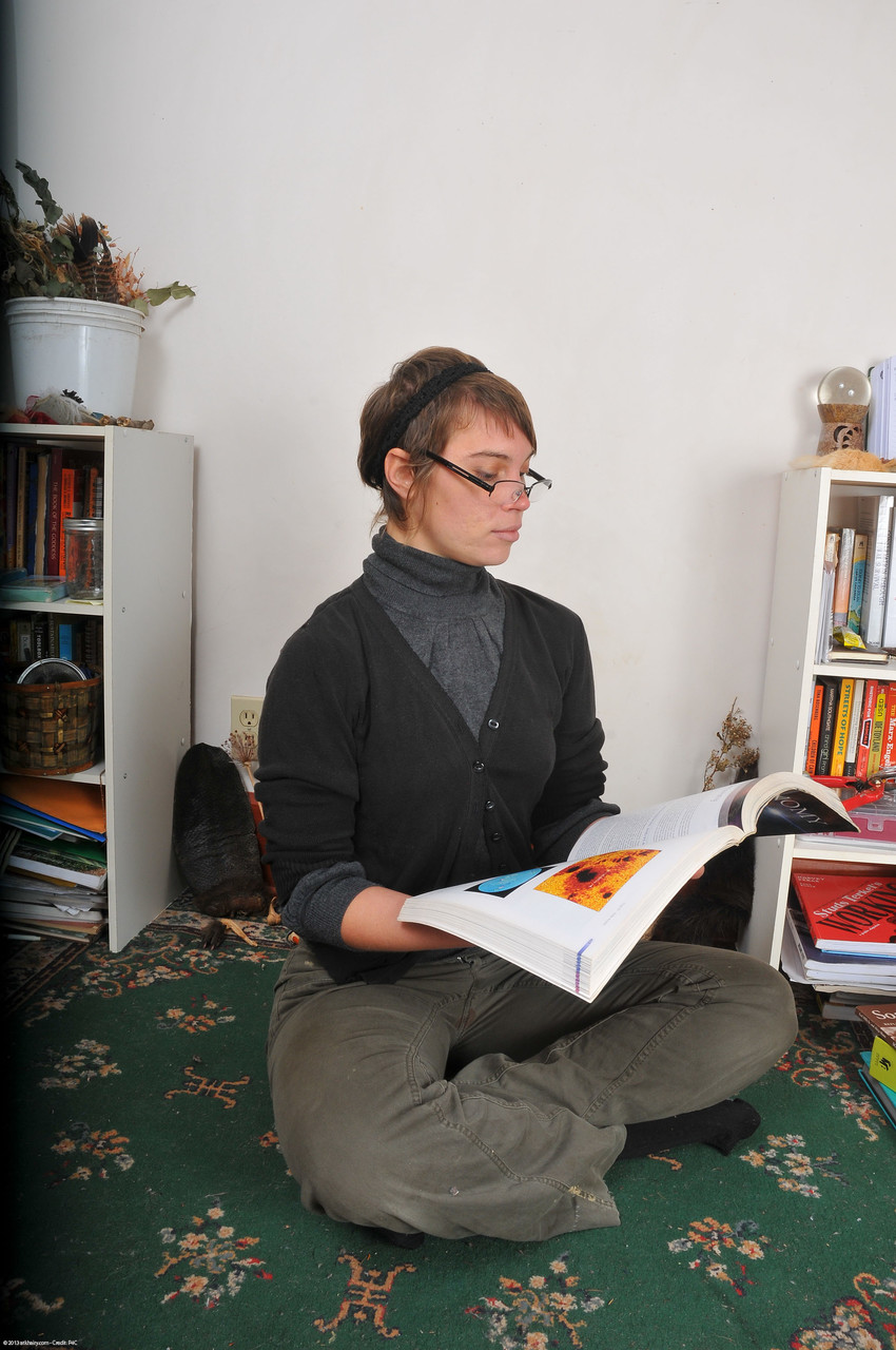 丸みを帯びたアマチュアのアルテミシアが彼女の大きなお尻と開く彼女の毛深い膣を表示