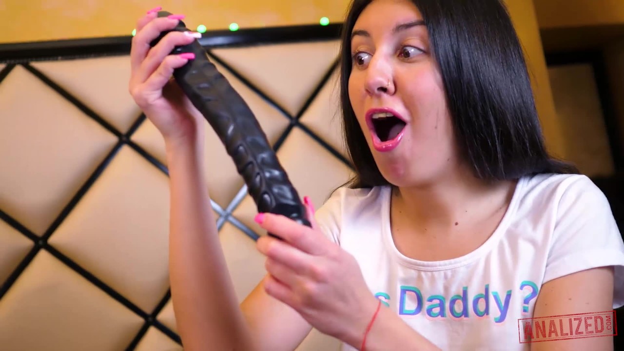 黒髪の女の子Katty West がセックス玩具でオナニーしてからアナルセックスを受ける