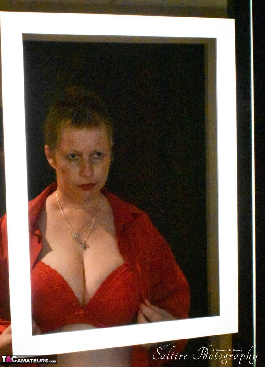 熟女BBWソフィアがオナニー中に巨乳を見せる