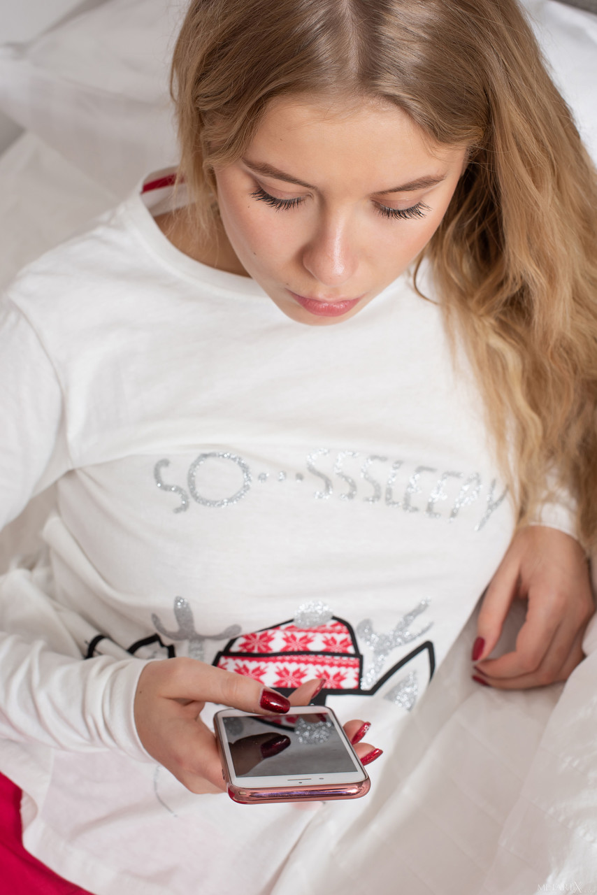 العارية الجذابة كيسي تتعري وتدلك بظرها بلطف