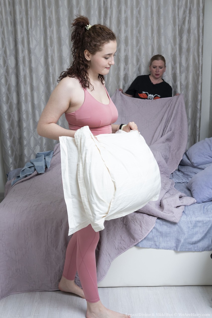 लेस्बियन शौकिया लेगाजी डिवाइन और विक्की फॉक्स चूत चाटने से पहले चूमते हैं