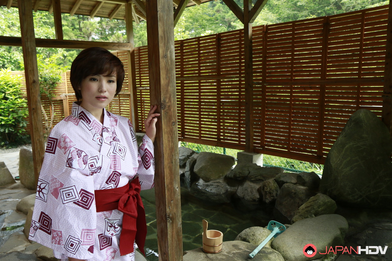 日本美女Hasumi滑下和服享受热水诱惑