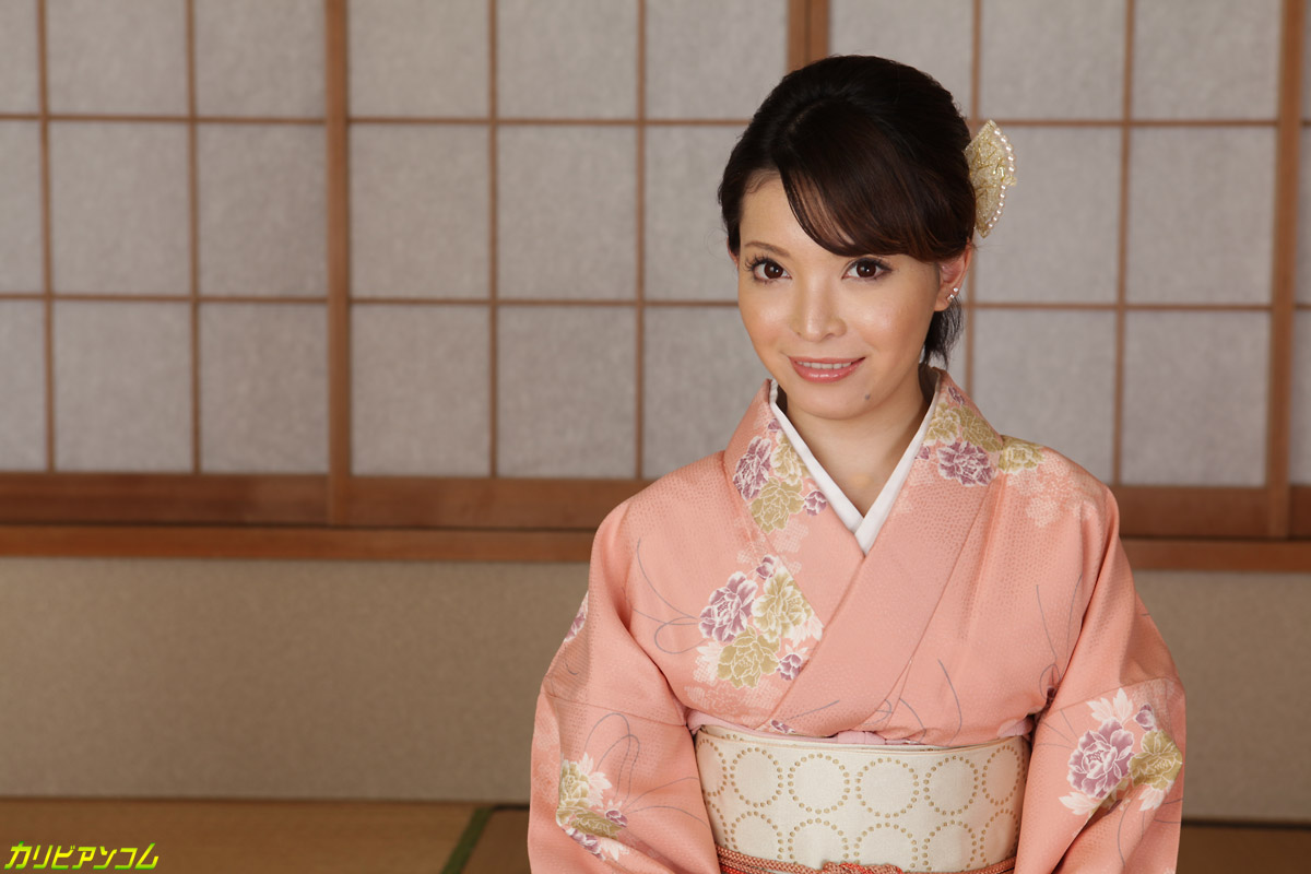 日本人妻霧島ひかるがローブを脱いで複数の男たちに犯される