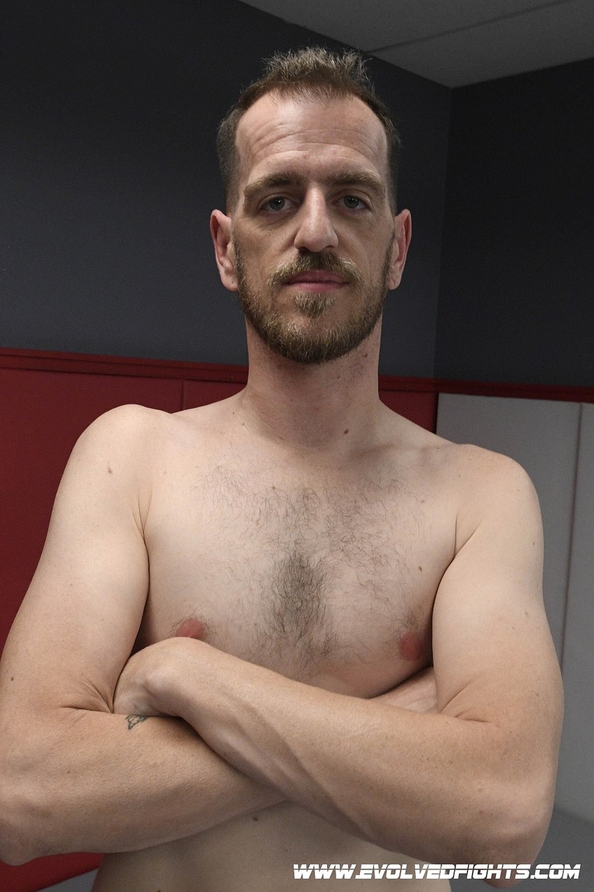 女支配者Cheyenne Jewel摔跤制服男人逼他舔她的爱穴