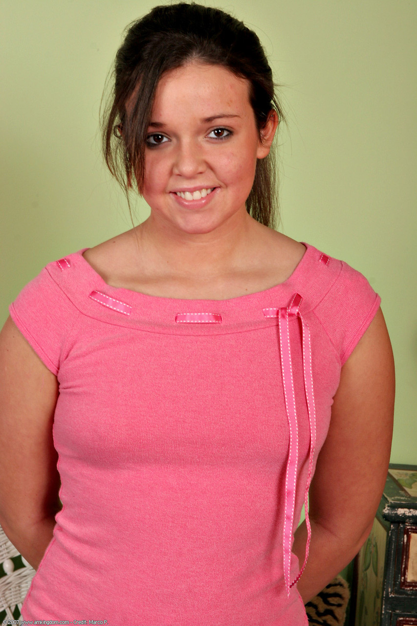 المراهقة القوقازية الممتلئة رايلي تتعرى وتعرض كسها الوردي ومؤخرتها الكبيرة